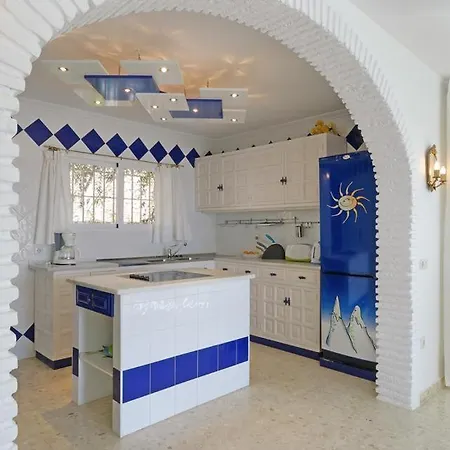 Villa Sleeps 4 Pool Air Con Wifi *